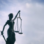 Adwokat to obrońca, którego zadaniem jest konsulting porady z kodeksów prawnych.