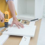 Jak dokonać wyboru zakład pogrzebowy? Poradnik dla osób w żałobie.